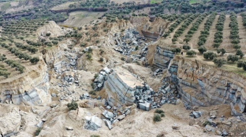 الزلزال يحفر واديا عميقا في حقل زيتون في ولاية هاتاي التركية